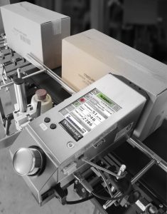 Obeležavanje kutija thermal inkjet industrijskim štampačem direktno na proizvodnoj liniji.